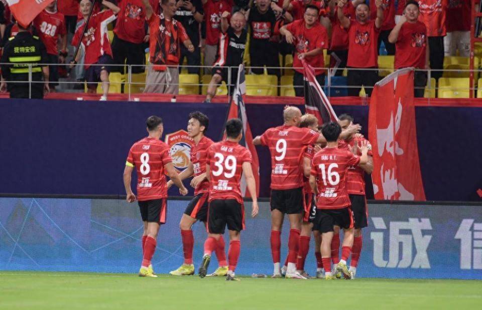 包含里程碑夜！成都蓉城远射贴柱，法甲冲刺阶段刷纪录，态度坚定，赛程密集仍需轮换的词条-亚博官网